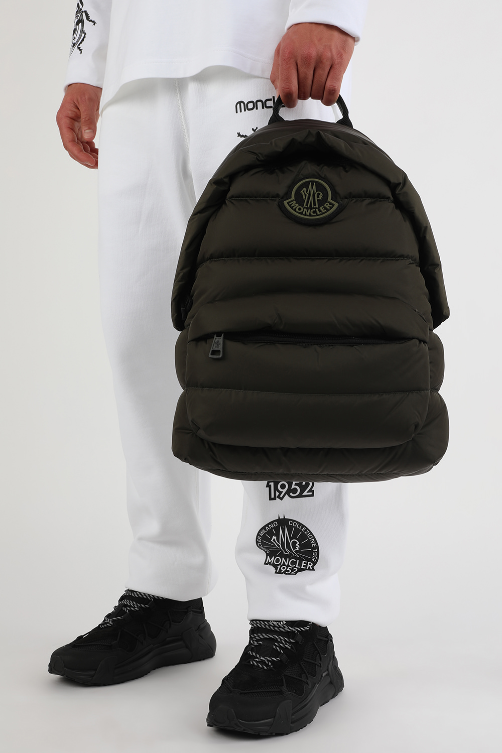 תמונת כל הלוק של תיק גב בטקסטורה פאפית בגוון חום מבריק